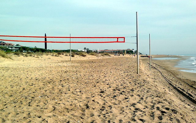 Vista en direcci�n Barcelona de la zona de la playa de Central Mar de Gav� Mar donde ha habido dos regresiones consecutivas de la playa y donde los campos de voley-playa han quedado al lado del mar (9 de Diciembre de 2011)